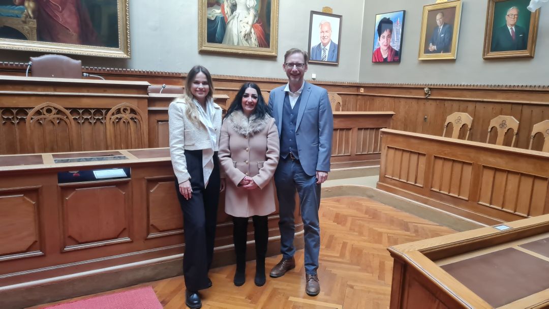 Personeller Wechsel bei der FPÖ Baden: Klubobmann StR Gottfried Forsthuber mit Carmen Schnedl und Astrid Sinkovits beim Mandatswechsel im Gemeinderatsklub.